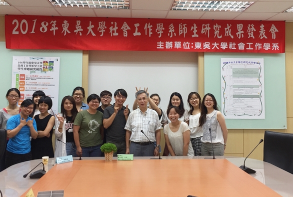 圖片標題:圖十二與會參與同學與主持人闕漢中老師合影