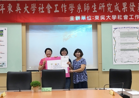 圖片標題:圖三優等獎工三B段可薇同學，左起萬心蕊主任、段可薇同學、指導教授李佳儒老師