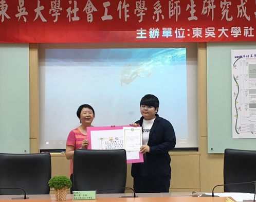 圖片標題:圖五優等獎工二B呂宜蓁同學，學左起萬心蕊主任、呂宜蓁同學