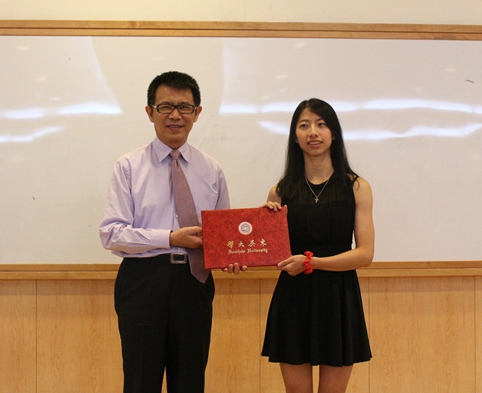 圖片標題:02校長與受獎學生合照