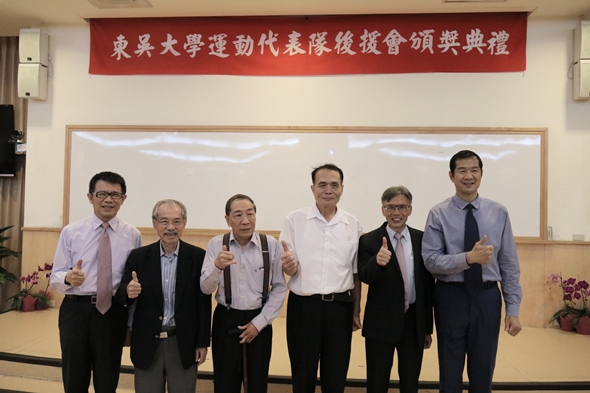 圖片標題:01校長與東方介德主任與歷任會長合照