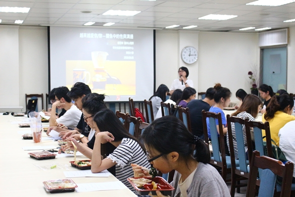 圖片標題:健諮中心老師溫馨開場