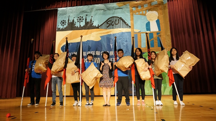 圖片標題:09 群美中心廖芝萱主任向各隊長贈予補給包