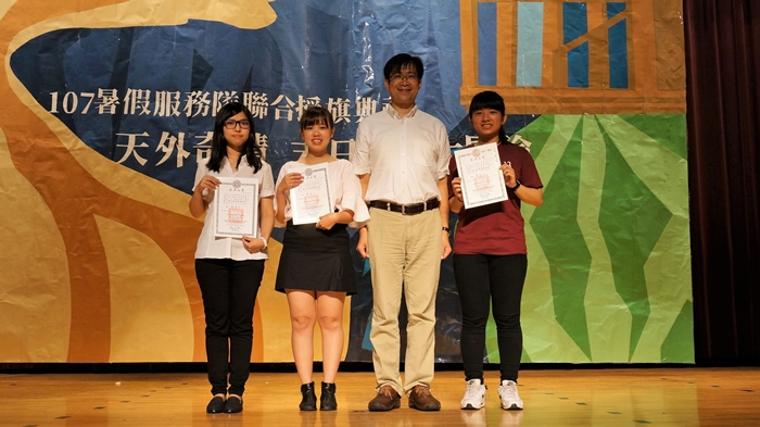 圖片標題:02 學務長蕭宏宜頒發社團獎學金