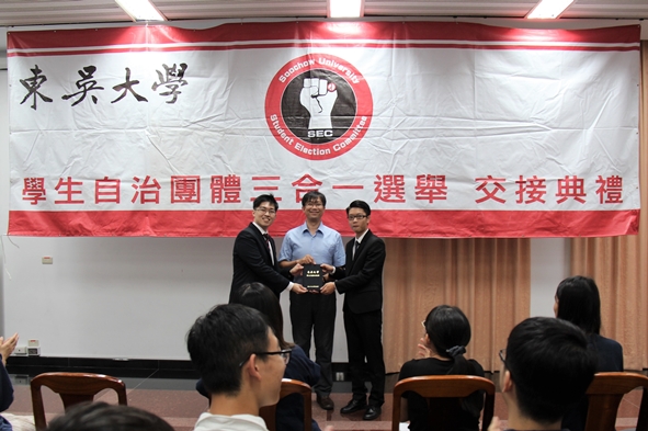 圖片標題:06 學務長蕭宏宜交接學生自治法規