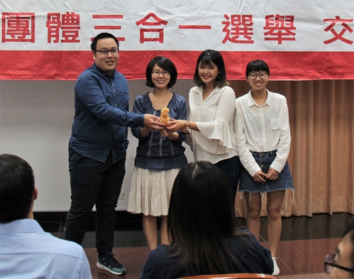 圖片標題:07 群美中心主任廖芝萱交接各系學會會長印信