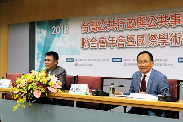 圖片標題:校長與陳立綱主任