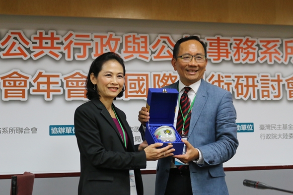 圖片標題:陳立綱主任致贈禮物給泰國代表