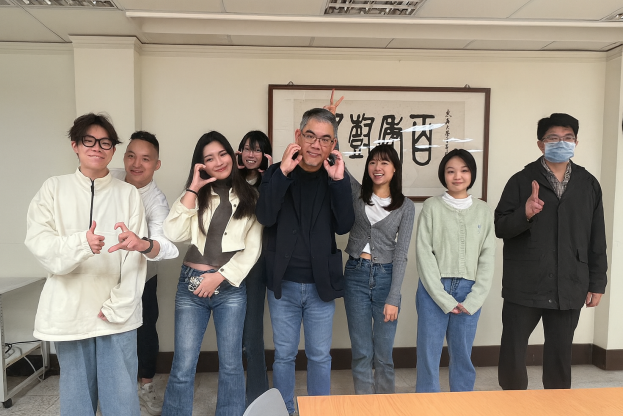 圖片標題:民視新聞傳播群網路部總監蘇欣偉與校園記者合影