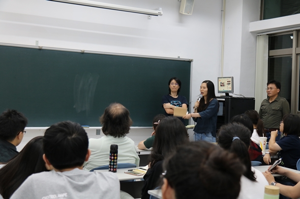 圖片標題:記者吳洛瑩專業回答同學提問