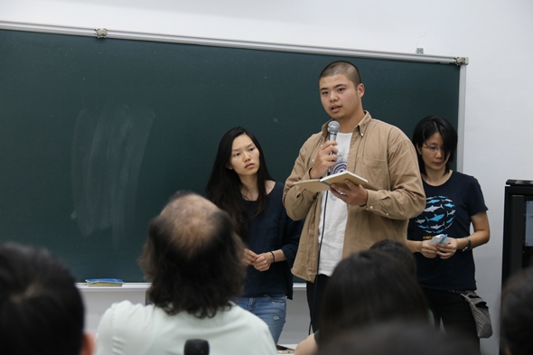 圖片標題:記者李隆揆耐心回答同學的問題