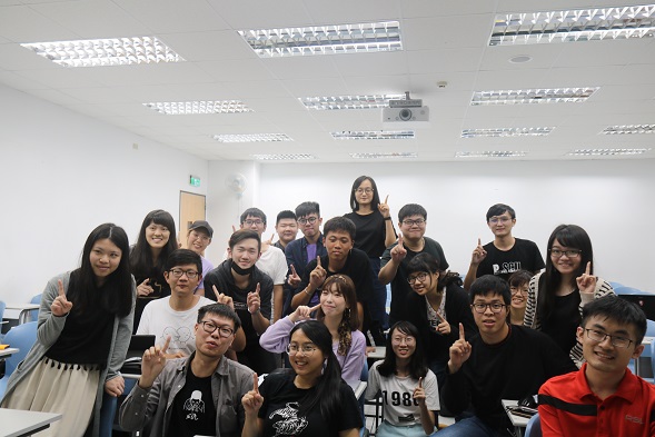 圖片標題:講師熱情地與同學合照