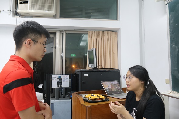 圖片標題:陳睨老師耐心回答同學的疑問