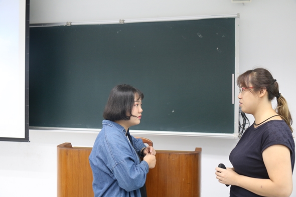 圖片標題:劉老師耐心解說關於交換生的資訊