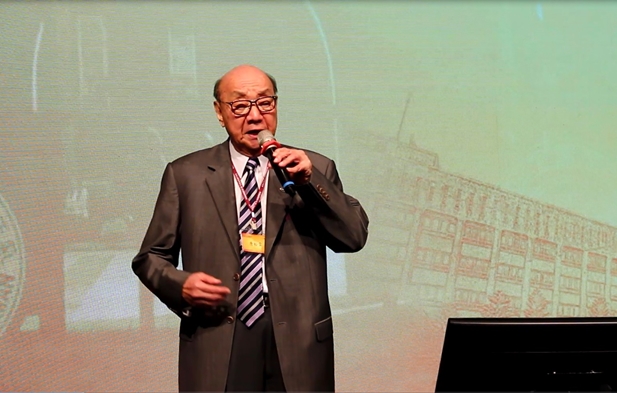 圖片標題:會計系系友大會--唐會長唱歌