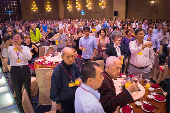 圖片標題:會計系系友大會--舉杯同賀