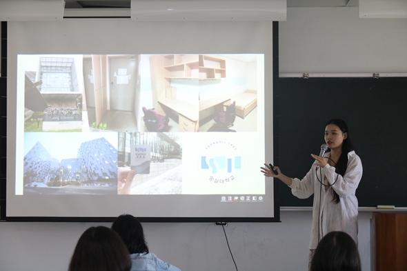 圖片標題:佳妤同學大方介紹崇實大學的校園環境