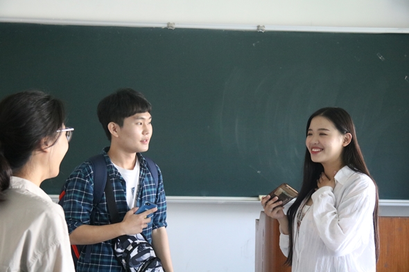 圖片標題:佳妤同學開心與秉烈同學交流