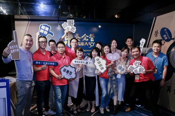 圖片標題:6系友合照