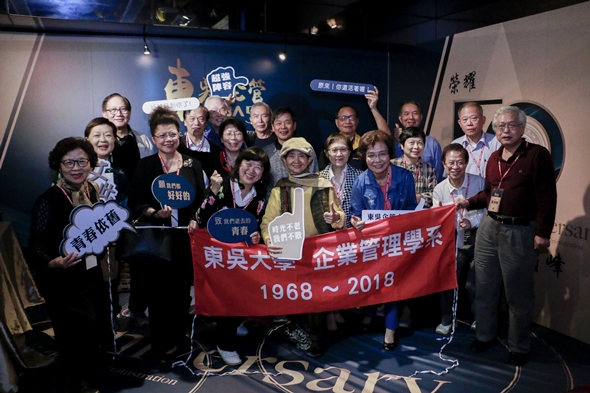 圖片標題:6系友合照-1