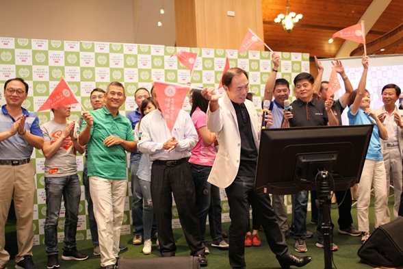 圖片標題:晚宴上，東吳南區高球隊隊長林瑞章學長帶領全隊登台獻唱