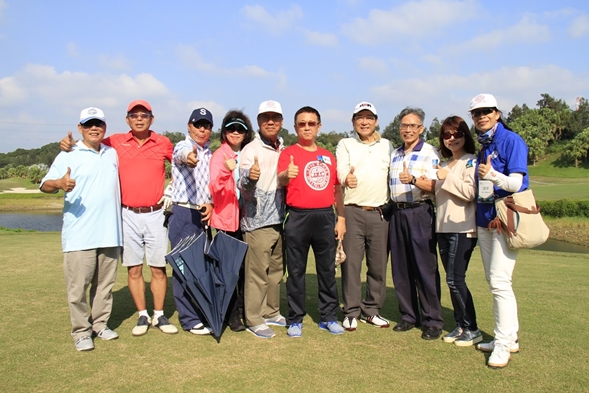 圖片標題:揮桿同樂，情誼永存