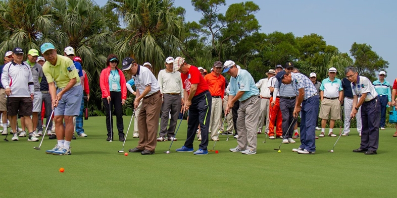 圖片標題:開球嘉賓將六色彩球擊出，象徵本屆校友杯高球活動開始