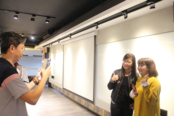 圖片標題:嘉玲大方與粉絲合照