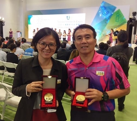 圖片標題:02 何教授與李副教授與獎牌合影