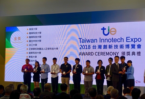 圖片標題:01 何教授與李副教授上台領獎