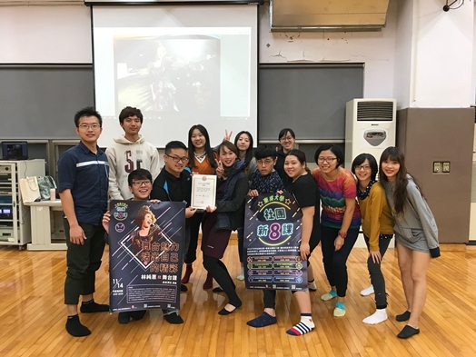 圖片標題:02老師與同學合影