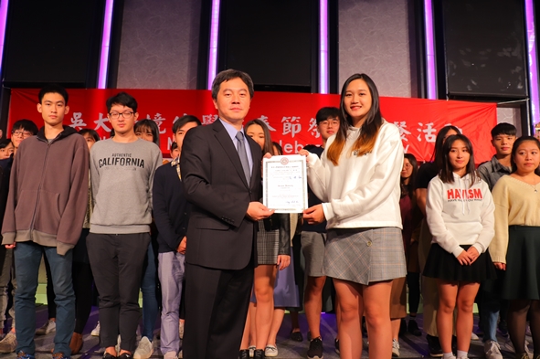 圖片標題:06王世和學術交流長頒發國際與兩岸事務志工證書