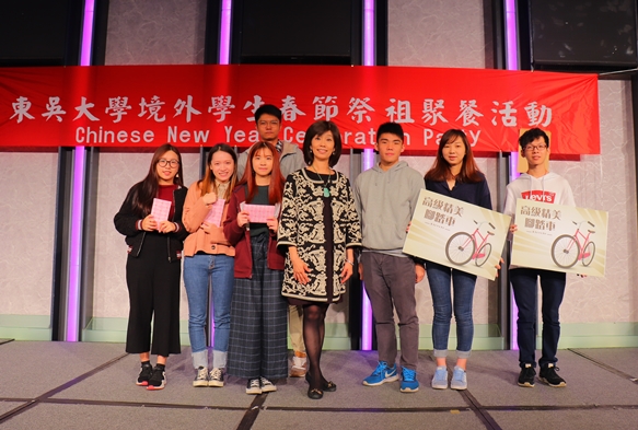 圖片標題:02 僑委會陳淑靜參事頒發大獎