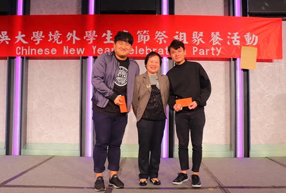 圖片標題:03教育部盛海音一等秘書抽出紅包大禮