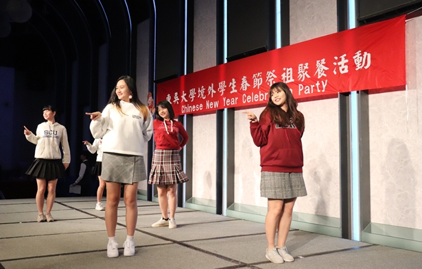 圖片標題:04 國際事務志工團熱舞開場