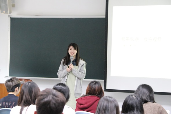 圖片標題:黃閔慈同學大方與同學分享交換經驗