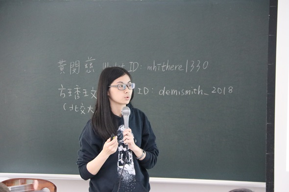 圖片標題:芳琇玟同學熱情的向同學們介紹北京交大