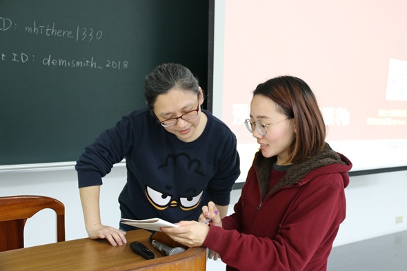 圖片標題:魏嘉慧老師耐心的回答同學的問題