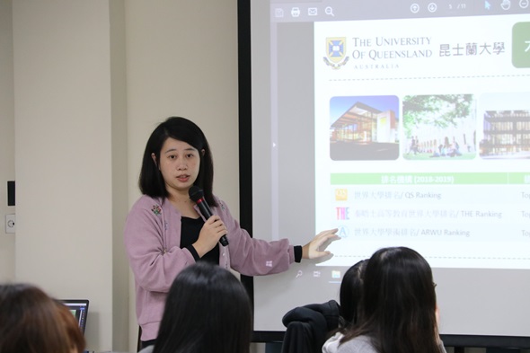 圖片標題:黃敏淳老師仔細地向同學介紹專題內容