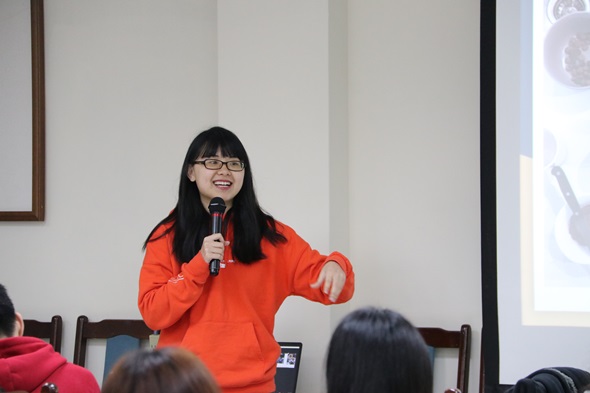 圖片標題:高思遠同學熱情地向同學分享自身經驗