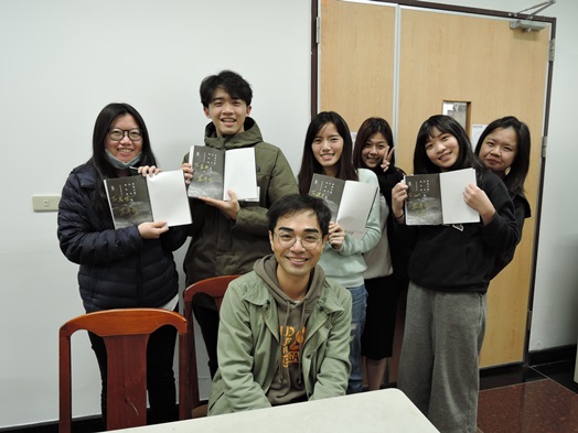 圖片標題:同學找莊詠程簽書