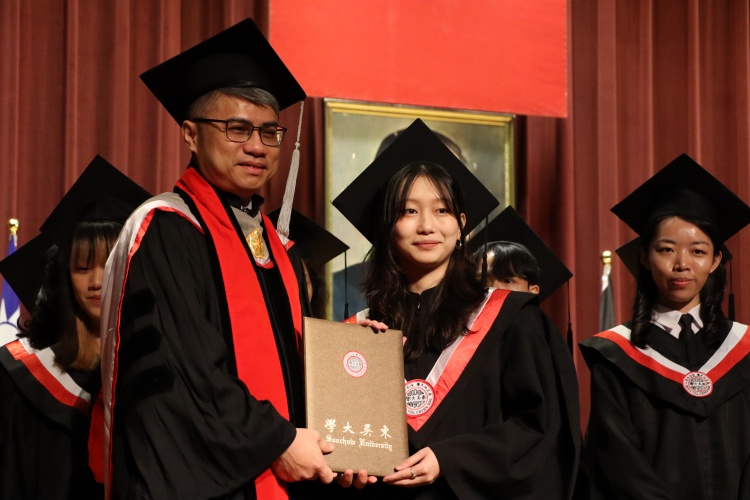 圖片標題:教務長詹芳書頒發優秀應屆畢業生「學業優良獎」。