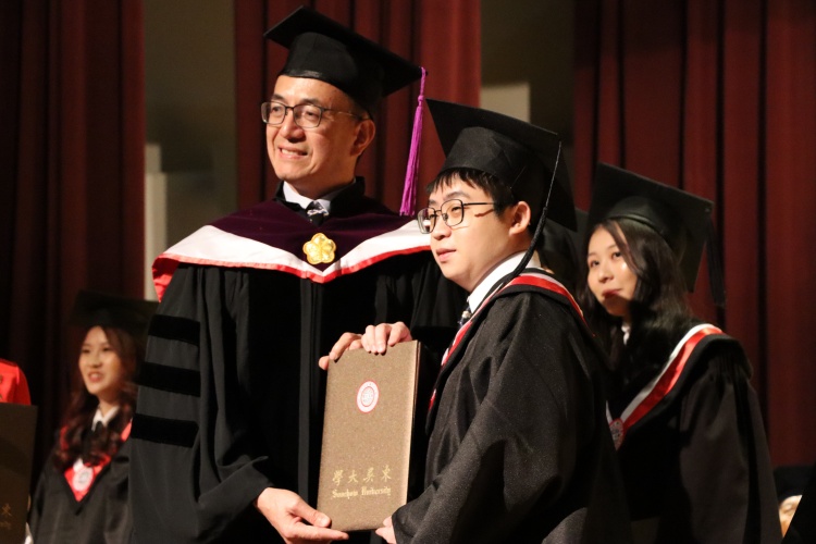 圖片標題:學生事務長林三欽頒發優秀應屆畢業生「學系服務優良獎」。