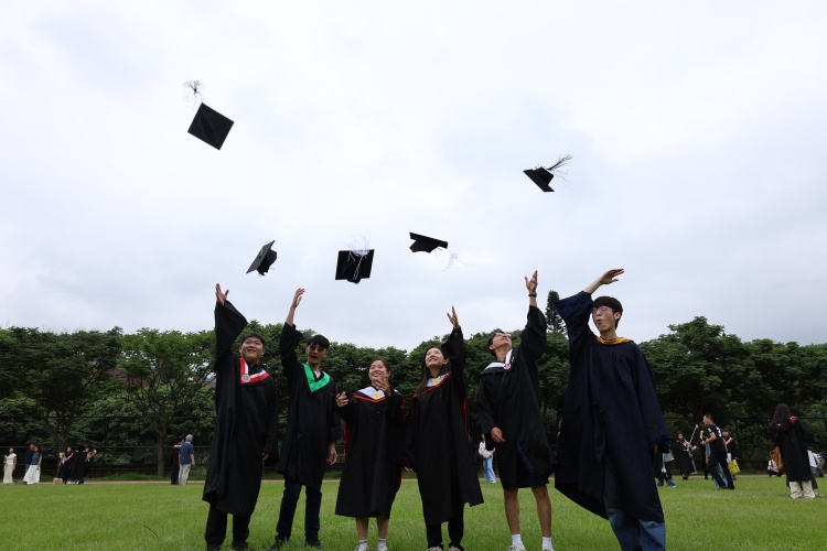 圖片標題:畢業生將學士帽拋上天空慶祝畢業。