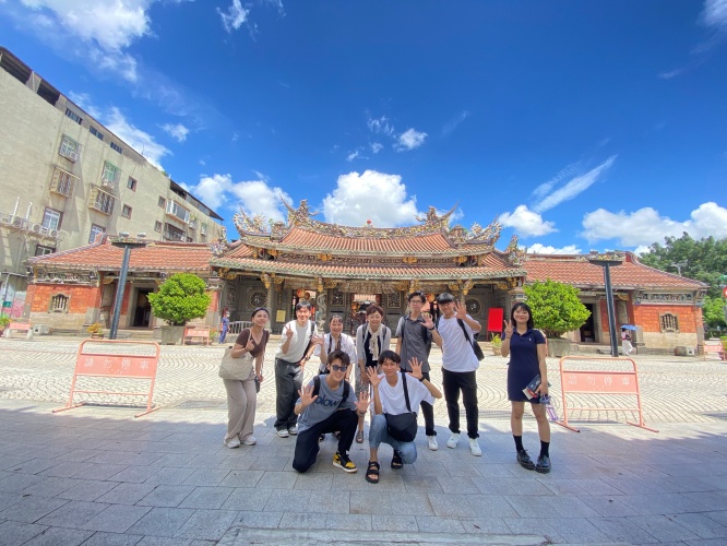 圖片標題:batch_圖四 日本立命館大學與日文系學生於台北保安宮.JPG