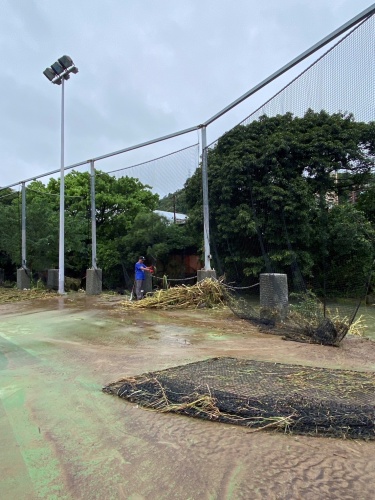 圖片標題:歷經昨晚大雨，網球場多處設施受損。