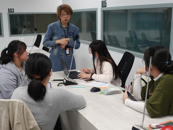 圖片標題:英文系蘇秋華老師指導學生使用ChatGPT創作童話。