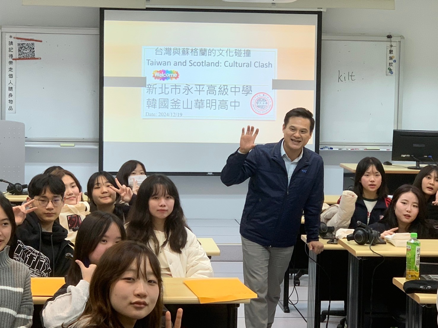 圖片標題:圖五東吳大學語言教學中心邱富彥老師與高中學生合影.jpg