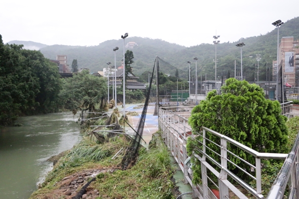 圖片標題:3.洪水退後，溪邊操場檔網已不復見.JPG