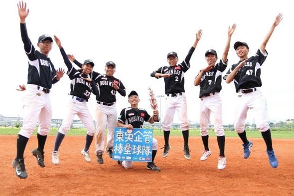 01東吳企管壘球在第25屆北企盃榮獲冠軍.jpg